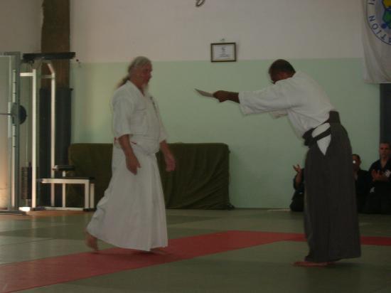 Maître A.Mazouzi recevant le haut rang de Hanshi